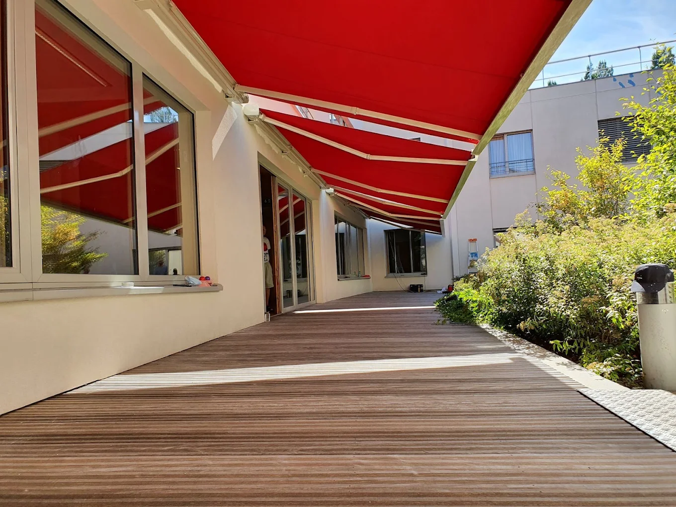 Stores extérieurs rouges sur terrasse
